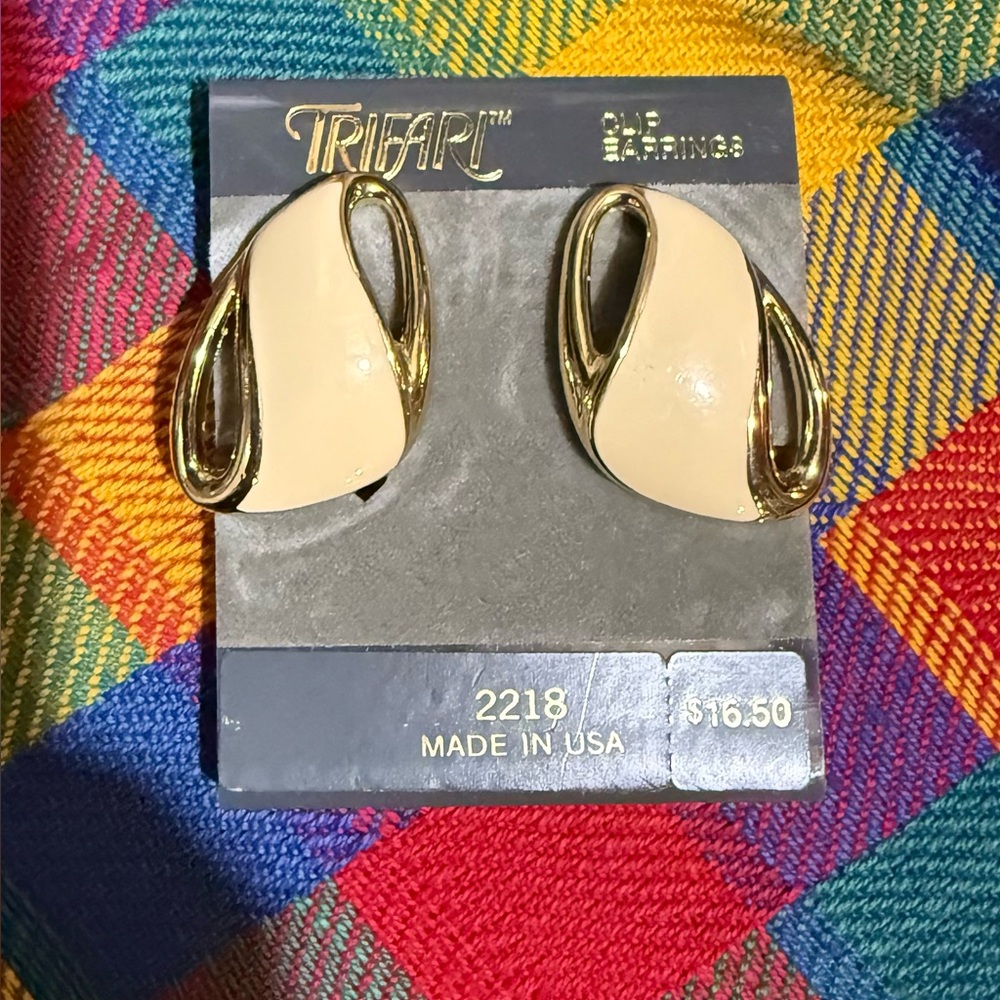 Vintage crown Trifari Gold and Beige clip on Earrings